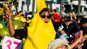 Mevrouw in bananenpak
