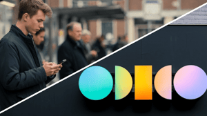 Split image van jongen op telefoon (AI illustratie) en Odido logo Split image van jongen op telefoon (AI illustratie) en Odido logo
