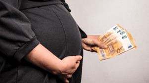 Zwangere vrouw met euro biljetten Zwangere vrouw met euro biljetten