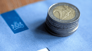 blauwe belastingbrief en euromunten blauwe belastingbrief en euromunten