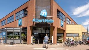 Albert Heijn met persoon en winkelkarretje Albert Heijn met persoon en winkelkarretje