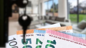 Een afbeelding van geld bij een huiskamer met een huissleutel Een afbeelding van geld bij een huiskamer met een huissleutel