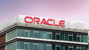 Een afbeelding van het logo van het bedrijf Oracle op de voorkant van een kantoor Een afbeelding van het logo van het bedrijf Oracle op de voorkant van een kantoor