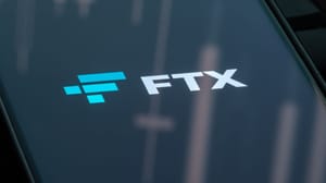 FTX logo op telefoon rooie grafiek FTX logo op telefoon rooie grafiek