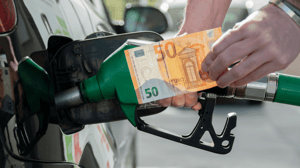 Man tankt auto en betaalt met euro's Man tankt auto en betaalt met euro's