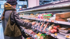 Nederlander pakt plakjes worst in de Albert Heijn Nederlander pakt plakjes worst in de Albert Heijn