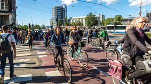 Nederlanders op de fiets in Amsterdam Nederlanders op de fiets in Amsterdam