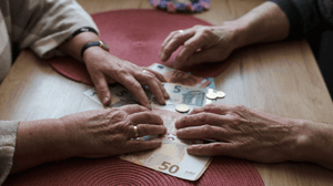Twee ouderen die hun euros sorteren Twee ouderen die hun euros sorteren