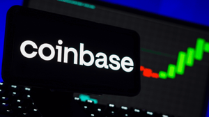 Coinbase logo met stijgende Bitcoin koers Coinbase logo met stijgende Bitcoin koers