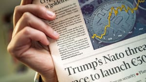 Een afbeelding met een krant met daarop bitcoin en een stijgende koers Een afbeelding met een krant met daarop bitcoin en een stijgende koers