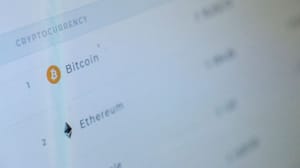 Een afbeelding van bitcoin en ethereum op een ranglijst in een index overview Een afbeelding van bitcoin en ethereum op een ranglijst in een index overview