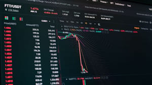 Een afbeelding van een cryptomunt die hard is gecrasht met een diepe rode candle Een afbeelding van een cryptomunt die hard is gecrasht met een diepe rode candle