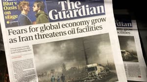 Een afbeelding van een krantenkop over Iran en de oliecrisis