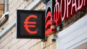 Een afbeelding van een rode euro op een bord bij een wisselkantoor Een afbeelding van een rode euro op een bord bij een wisselkantoor
