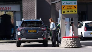 Een afbeelding van een tankende auto bij een tanksstation in Arnhem Een afbeelding van een tankende auto bij een tanksstation in Arnhem