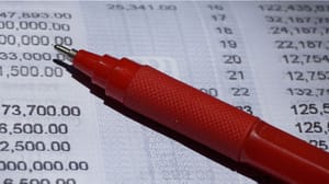 Een afbeelding van financiele cijfers met een rode pen Een afbeelding van financiele cijfers met een rode pen