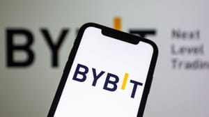 Een afbeelding van het Bybit logo op een mobiele telefoon en op de achtergrond Een afbeelding van het Bybit logo op een mobiele telefoon en op de achtergrond