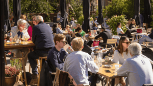 Uit eten op terras in Amsterdam Uit eten op terras in Amsterdam