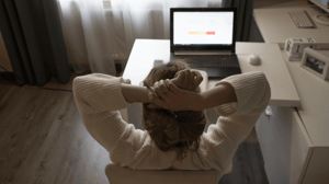 Vrouw-achter-laptop Vrouw-achter-laptop