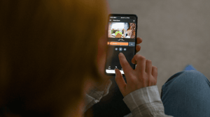 Vrouw bekijkt camera op mobiel Vrouw bekijkt camera op mobiel