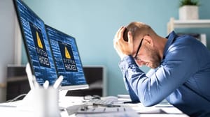 Computer gehackt Man bezorgd vanwege gehackte computer