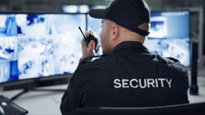 Male, Security, Guard, , Radio, And, Speaking, By, Cctv, Monitor, For Gewelddadige overvallen dwingen cryptobazen tot peperdure beveiliging