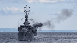 Amerikaans-marineschip-met-rook Amerikaans-marineschip-met-rook