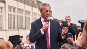 Een afbeelding van Nigel Farage die een menigte in Groot Brittanie toespreekt
