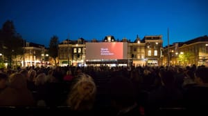 Een afbeelding van World Cinema Amsterdam op een groot plein met veel mensen in Nederland Een afbeelding van World Cinema Amsterdam op een groot plein met veel mensen in Nederland
