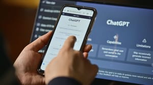 Een afbeelding van een mobiele telefoon met daarop ChatGPT, en een laptop met daarop ChatGPT Een afbeelding van een mobiele telefoon met daarop ChatGPT, en een laptop met daarop ChatGPT
