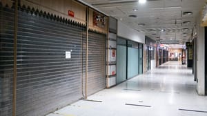 Een afbeelding van gesloten deuren van failliete bedrijven in een winkelcentrum Een afbeelding van gesloten deuren van failliete bedrijven in een winkelcentrum
