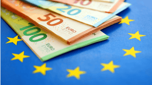 Eurobiljetten-op-europese-vlag