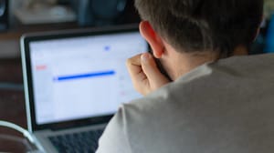 Man-kijkt-op-laptop Man-kijkt-op-laptop