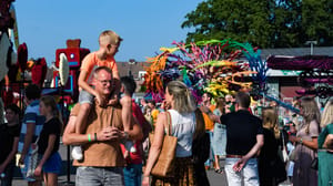 Man-met-kind-op-schouders Man-met-kind-op-schouders
