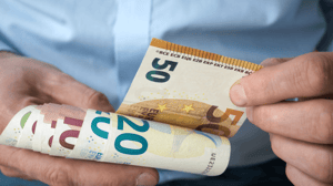 Nederlander-met-geld-in-zijn-hand