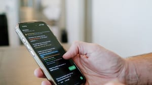 Man bekijkt sms op mobiele telefoon Man bekijkt sms op mobiele telefoon