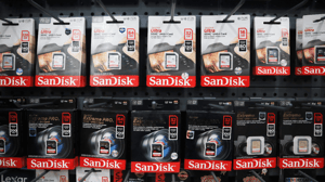 Sandisk-geheugenkaartjes-in-schappen