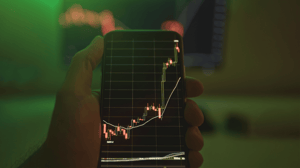 grafiek-telefoon Bitcoin-bot komt in test uit op 198% winst: Nederlanders kopiëren strategie