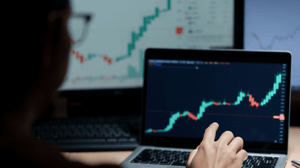 laptop-chart-up-grafiek Ethereum breekt records: BlackRock en JPMorgan drijven adoptie