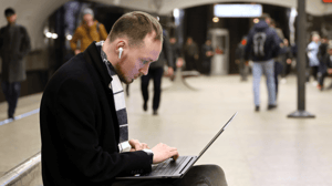 man-laptop Man vindt na 10 jaar €272.000 aan bitcoin terug met behulp van Claude AI