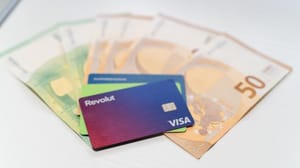 Betalen met Dogecoin in de supermarkt dankzij nieuwe pinpas van Revolut