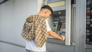 Man, Teenage, Student, Using, Credit, Card, And, Withdrawing, Cash, At Crypto als lokaas: man betrokken bij oplichting van half miljoen euro