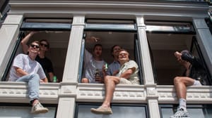 Een afbeelding van studenten in raamkozijnen in Amsterdam Een afbeelding van studenten in raamkozijnen in Amsterdam