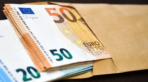 Een afbeelding van vijftig en twintig euro biljetten in een envelop Een afbeelding van vijftig en twintig euro biljetten in een envelop