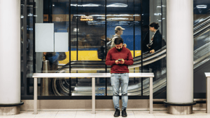 Man-op-station-op-telefoon Man-op-station-op-telefoon
