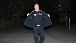 elon-musk-dogeshirt SpaceX schiet omhoog bij beursdebuut: Elon Musk eerste biljonair ooit