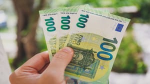 Male, Hand, Holding, 100, Hundredth, Euro, Banknotes, On, Green, Background Meer Nederlandse miljonairs dan ooit met recordvermogen na sterk beursjaar