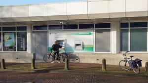 Man opent 47 bankrekeningen met vervalste foto's en krijgt celstraf