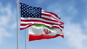 Iran,And,Usa,Flags.,Concept,Of,Conflict,,Diplomacy,,Sanctions,,And VS wil Iran laten betalen voor schade aan handelsschepen