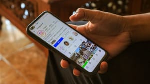 Kediri,,Indonesia,-,May,18,,2025:,A,Man,Holds,A Deze 3 crypto-accounts op Instagram geven beleggers een voorsprong